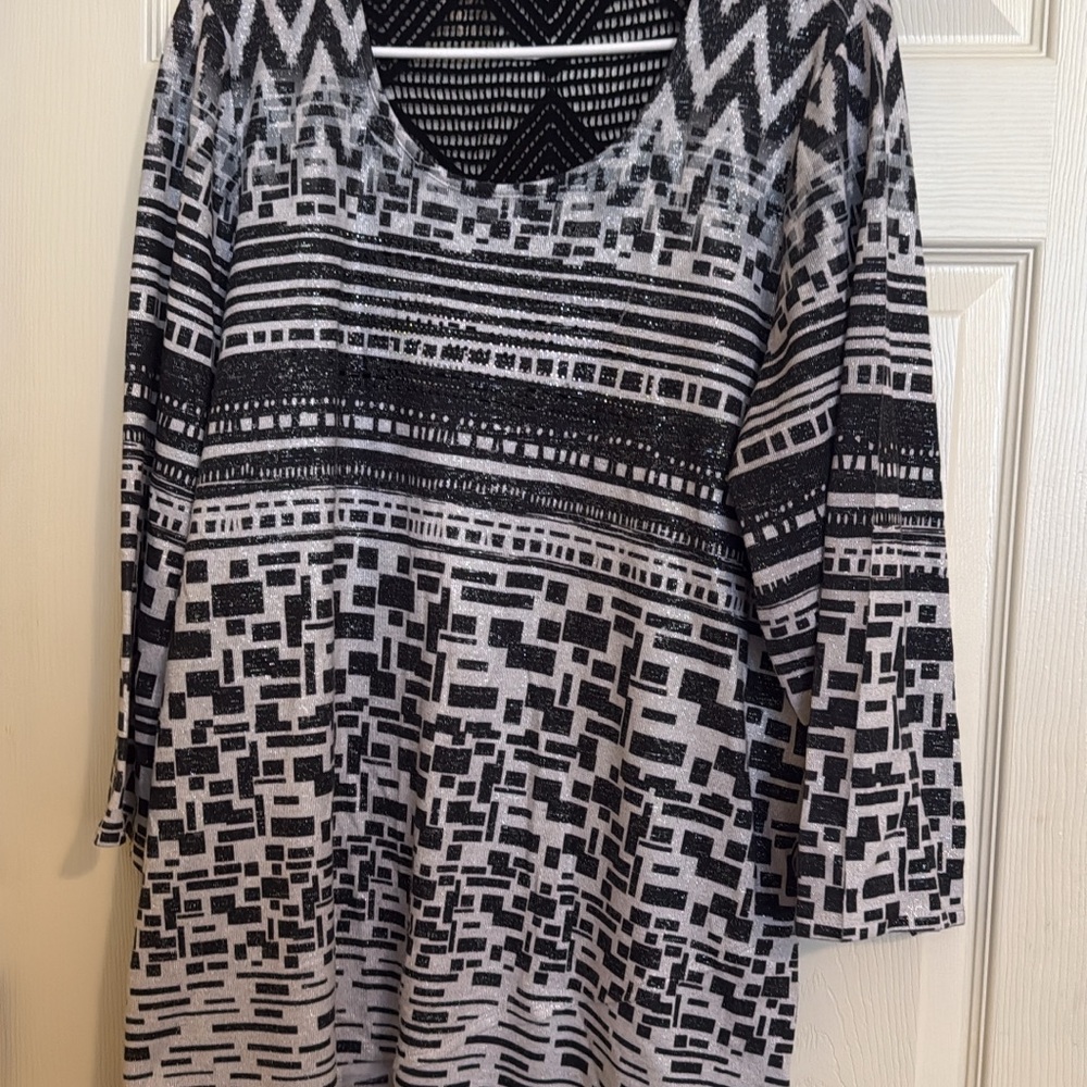Black and White Geometric Patterned Top